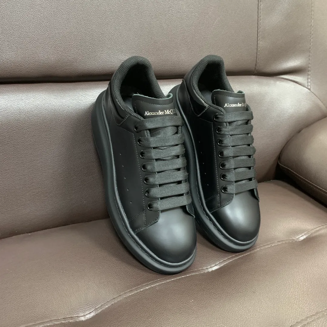 👟👟Ex-factory price 520👟👟 Professional McQueen factory. Top version. Couple style👫 Alexander McQUEEN high version has been upgraded to the highest quality again✅ 💪McQueen Spring, Summer, Autumn and Winter Top version Purchasing level✅ Recruiting national online and offline agents to join🤝 🏆Fabric: Top-grade silk leather imported from Italy, high texture, water-resistant and non-discoloring 🏆Inner: ️Grade A water-dyed sheepskin imported from Italy is dirt-resistant, sweat-absorbent, breathable and comfortable... The heel is embossed with high temperature convex and concave. 🏆 Foot pads: top-grade Italian super-soft cowhide leather 🏆 Outsole: PU original green transparent counter 1:1 🏆 Shoe box: original beige box. Plus white flip cover and double layer protection. Cloth bag, handbag. Certificate of 1:1 mold opening 4-piece set. Delivered with a pair of shoelaces. 🖕🏿🖕🏿🖕🏿You can choose any pair of shoelaces in any color of our factory. 🏆Code number: female 34-41. male 38-46. 🏆Special remarks (female size 34.40.41, male size 38.45.46 are customized and cannot be returned or exchanged) Please note when placing an order in Niuli! Win-win cooperation🤝